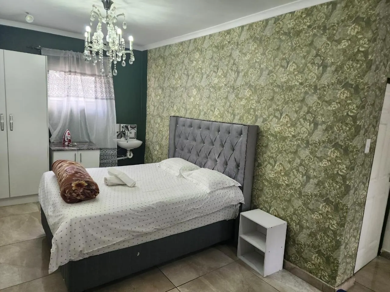 Tia Maria Bachelor Apartment Cape Town